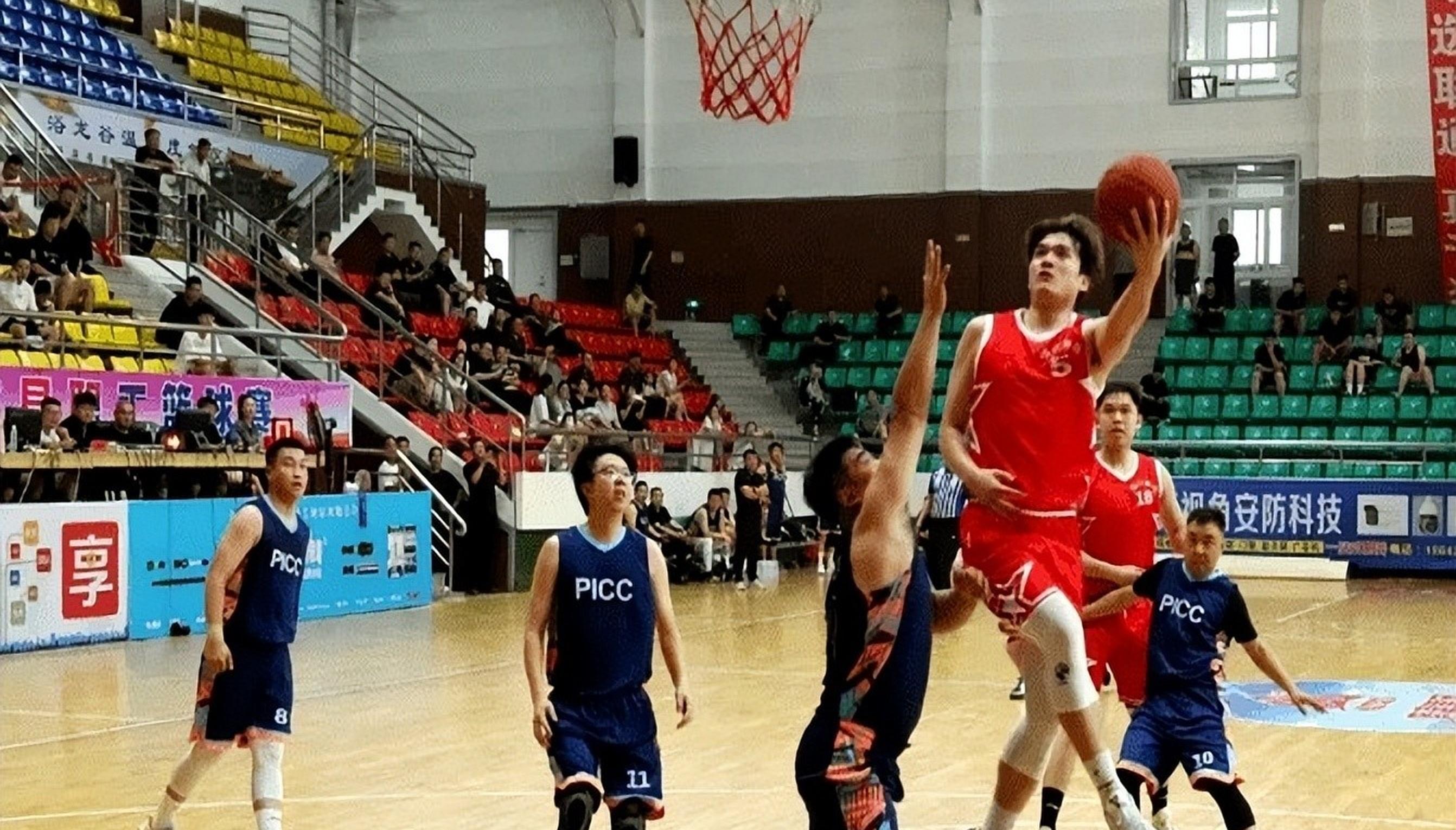 开云体育中国-世界级名将突然加盟，球队实力大增