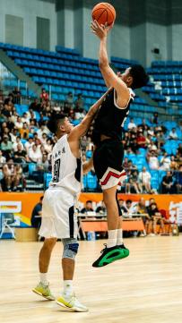 开云体育中国-FLY碾压DK，Crisp完成史诗逆转宿敌对决入围赛，点燃全场激情