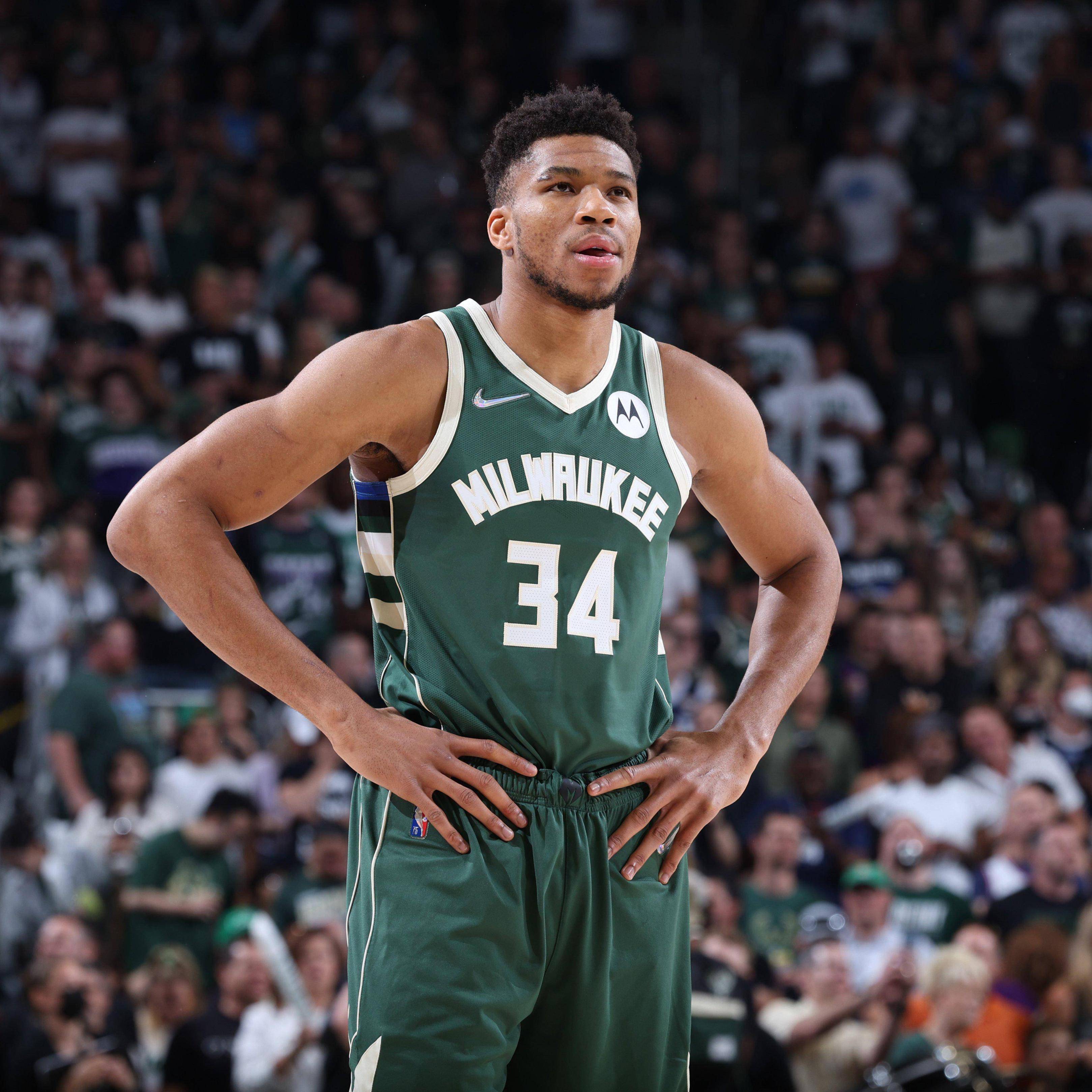 雄鹿队逆转活塞,字母哥成为全场焦点 雄鹿队逆转活塞,字母哥成为全场焦点