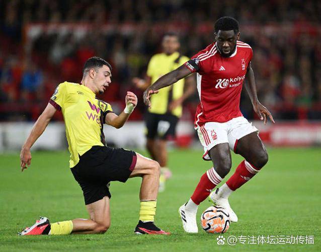 伯恩利后卫助攻建功,帮助球队逆转比分 伯恩利后卫助攻建功,帮助球队逆转比分