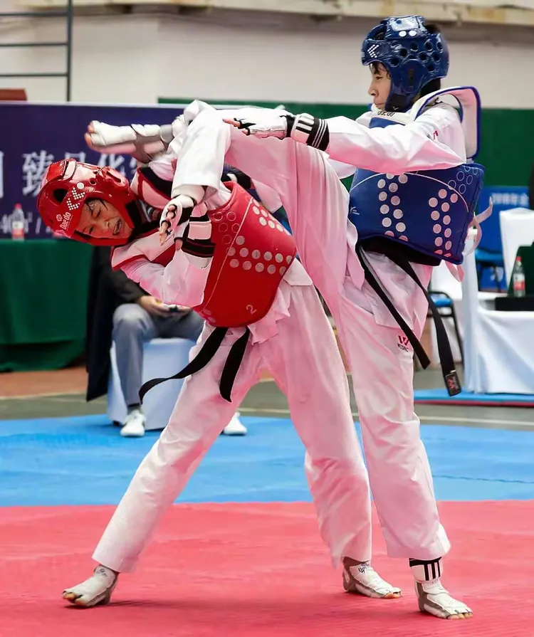 跆拳道选手从容应对逆风获胜