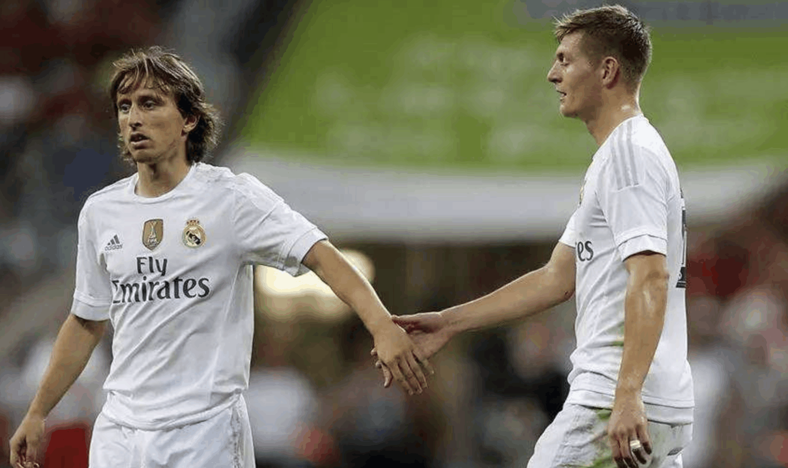 足球强者的对抗一触即发,场面混乱 足球强者的对抗一触即发,场面混乱