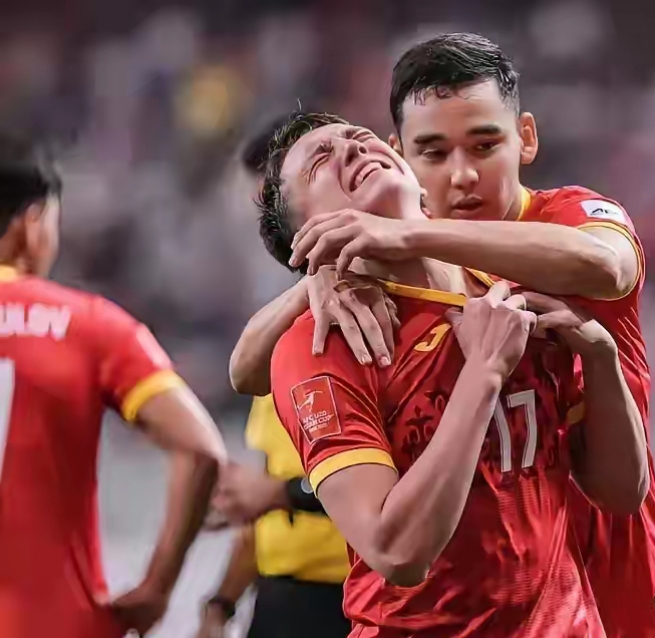 足球强者的对抗一触即发,场面混乱 足球强者的对抗一触即发,场面混乱