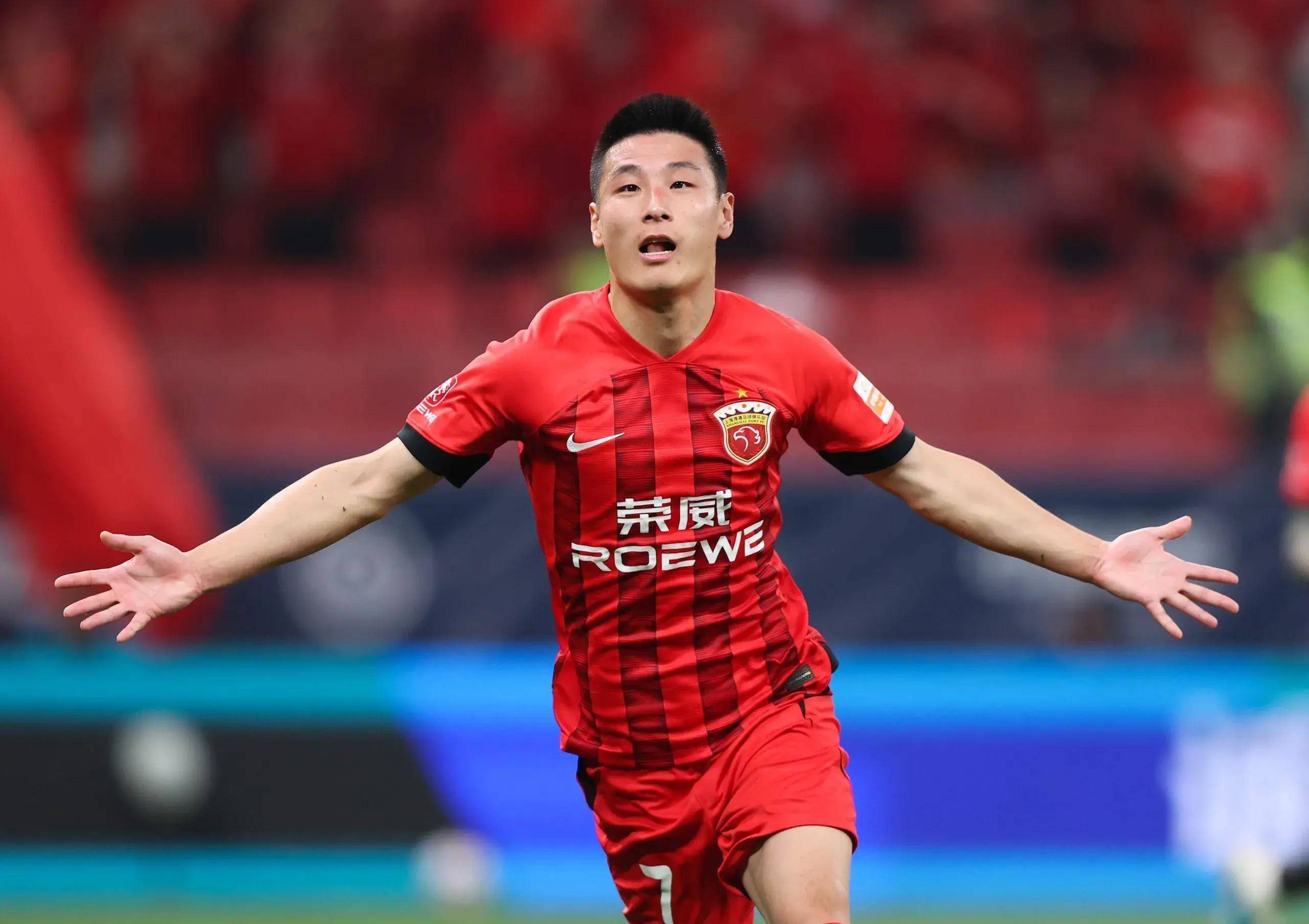 国内足球联赛战绩稳步攀升，夺得联赛排名前列