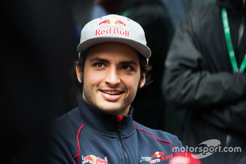 梅赛德斯鏖战红牛二队，塞恩斯扛起全队